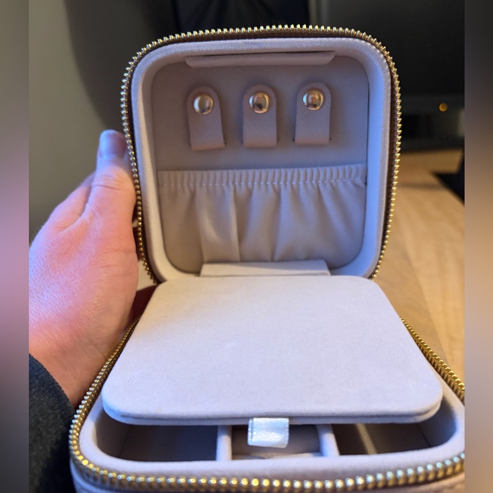 NWOT Travel Jewelry Case (4.5 x 4.5”) - Picture 3 of 3